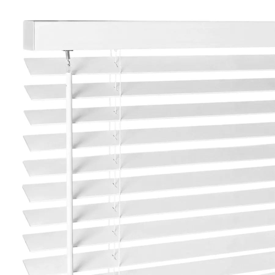 White J01 supplied slat, headrail and tilt wand close-up