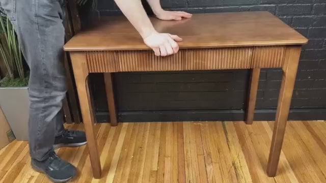 Video laden: 39.4"/47.2" Mid-Century Modern Fluted Solid Wood Writing Desk with 2 Storage Drawers, Oak Wood Computer Table Easy to Assemble for Home Office, Bedroom &amp; Living Room, Natural &amp; Walnut Finish