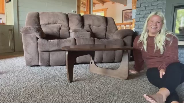 Video laden: Mid-Century Modern Triangular Solid Wood Coffee Table - Unique Irregular Geometric Oval Table with Reinforced Legs for Living Room